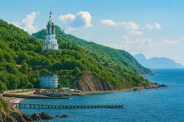 Храм-маяк и пляж Малореченского в Крыму Храм-маяк и пляж Малореченского в Крыму